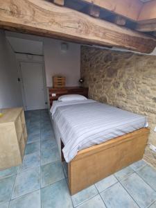 - une chambre avec un lit dans un mur en pierre dans l'établissement Monti D'Abruzzo holiday home, à Crecchio