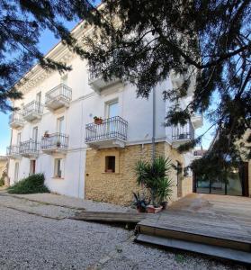 - un bâtiment blanc avec des balcons sur le côté dans l'établissement Monti D'Abruzzo holiday home, à Crecchio