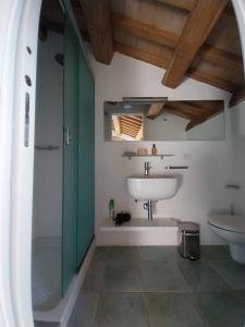 La salle de bains est pourvue d'un lavabo, d'une baignoire et de toilettes. dans l'établissement Monti D'Abruzzo holiday home, à Crecchio