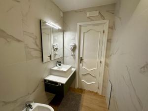 Koupelna v ubytování NOUVELLE VAG - Apartment & Room