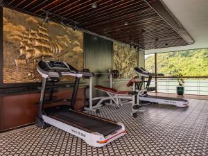 un gimnasio con 2 bicicletas estáticas en una habitación en M'Gloria Cruise en Ha Long