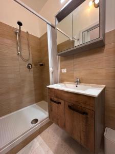 La salle de bains est pourvue d'un lavabo, d'une douche et d'un miroir. dans l'établissement La Foggia seaside paradise, à Siculiana