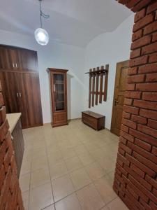 a room with a brick wall and a brick floor at APARTAMENT PLAC KATEDRALNY in Tarnów