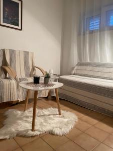 een kamer met een bed en een tafel en een bed bij Eden in Tisno