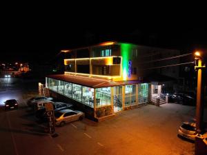un edificio con coches estacionados fuera de él por la noche en Kocaali Sun Otel en Sakarya