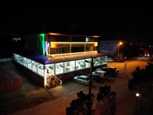 un edificio con coches estacionados en un estacionamiento por la noche en Kocaali Sun Otel en Sakarya