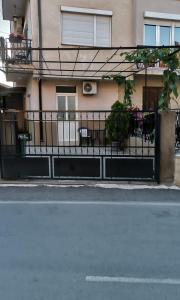 um edifício com uma cerca em frente a uma rua em Apartment Delfina em Ohrid