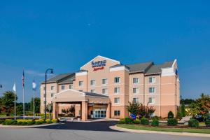 una vista frontal de un hotel en Fairfield Inn and Suites South Hill I-85, en South Hill