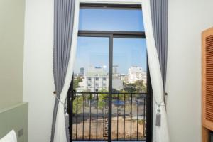 Habitación con ventana y vistas a la ciudad. en La Casa Tuy Hòa, en Tuy Hoa