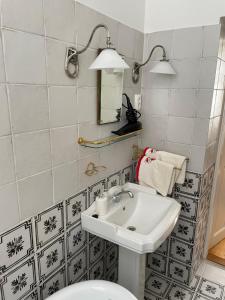 ein Badezimmer mit Waschbecken und Toilette in der Unterkunft Hajós-ház in Szeged + 21 Fotos