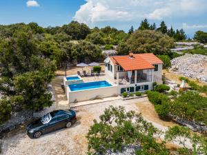 an aerial view of a house with a car parked in front at Villa Maria Škrip in Škrip