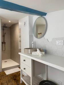 La salle de bains est pourvue d'un lavabo et d'un miroir. dans l'établissement LE CARNOT - Valence, à Bourg-lès-Valence