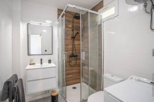 un bagno con doccia, WC e lavandino di Navira - Appartement le Pavillon a Le Lamentin