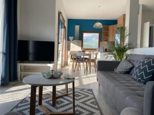 un soggiorno con divano e tavolo di Boka horizont a Kotor (Cattaro)
