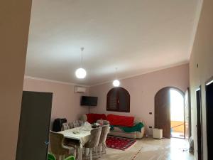 uma sala de estar com um sofá e uma mesa em Villa Panorama Ishem em Durrës