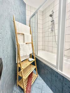 een houten handdoekenrek in een badkamer met een bad bij Normanni 28 - Private and Guest House in Campagna