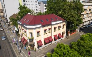 una vista aérea de un edificio con techo rojo en Villa 1927 en Belgrado