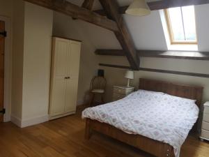 een slaapkamer met een bed en een raam bij Lovely 3-Bed House at Clashganny Mill Borris in Carlow