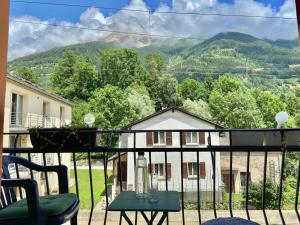 balcone con vista sulle montagne di Chasa Sassalbo a Poschiavo