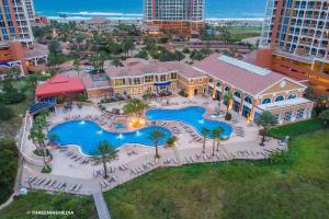 una vista aérea de un complejo con piscina en Amazing WATERVIEW in every room, PORTOFINO Island Resort condo, en Pensacola Beach