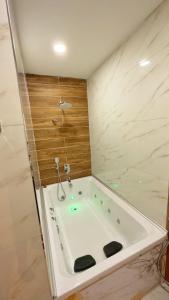 فيلا شاكر أوغلو كينت في أوزونغول: حمام مع حوض استحمام في الغرفة