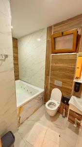 a bathroom with a toilet and a bath tub at Çakıroğlu Villa Kent in Uzungol