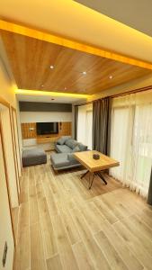فيلا شاكر أوغلو كينت في أوزونغول: غرفة معيشة مع أريكة وطاولة