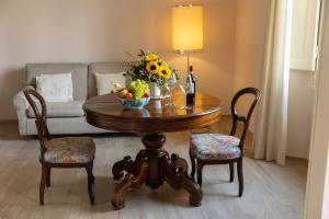 uma sala de estar com uma mesa com frutas e um sofá em Firenze House Zanella em Florença
