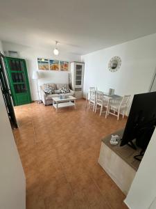 ein Wohnzimmer mit einem Sofa und einem Tisch in der Unterkunft Villa Malva in Puerto del Carmen