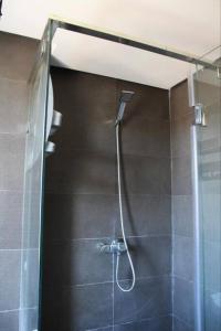 a shower with a glass door in a bathroom at Appt 22 Bloc G- Hicherraton plage Residence Bella Vista, BOUZNIKA BAY in Skhirat