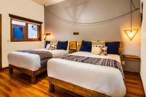 pokój z 2 łóżkami w pokoju w obiekcie Hotel Kali w mieście Tapalpa