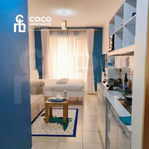 une chambre avec un lit et une table dans une cuisine dans l'établissement Coco Residence -Studio Apartment, à Nairobi