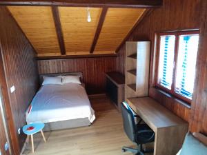 a bedroom with a bed and a desk in a room at Apartman Ležerno in Vodice