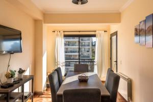 a dining room with a table and chairs and a window at Departamento céntrico en la Ciudad de Salta, a 5 cuadras de la plaza principal in Salta