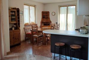 uma cozinha com mesa e cadeiras num quarto em Appartamento al Parco, Brentonico em Brentonico