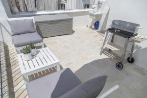 een woonkamer met een bank en een stoel bij Borgo Albergo Capozzi 41 in Monopoli