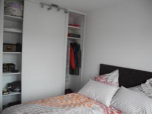 - une chambre avec un lit et un placard dans l'établissement Apt Standing Bordeaux Chartrons, à Bordeaux