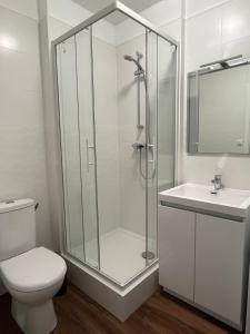 W łazience znajduje się prysznic, toaleta i umywalka. w obiekcie Vivez le Bonheur - Plage - Port de plaisance - Vue mer w Hawrze