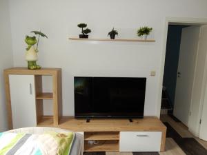 a living room with a flat screen tv on a table at Feriengäste und Monteure in der Nähe von Berlin in Velten