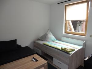 a small room with a bed and a window at Feriengäste und Monteure in der Nähe von Berlin in Velten