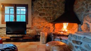 Μια τηλεόραση ή/και κέντρο ψυχαγωγίας στο Maison en Cerdagne avec belle vue