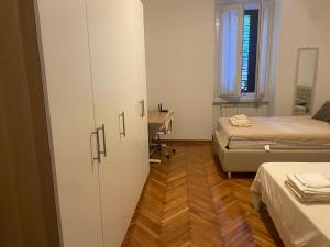 a small room with two beds and a closet at Al piccolo castelliere in Trieste