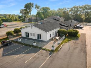 una vista aérea de una casa blanca con aparcamiento en Great Lakes Inn & Suites, en South Haven