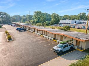 una vista aérea de un edificio con un camión estacionado en un aparcamiento en Great Lakes Inn & Suites, en South Haven