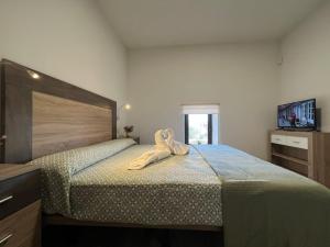 ein Schlafzimmer mit einem Bett und einem Bademantel. in der Unterkunft Casalagata in Alcántara