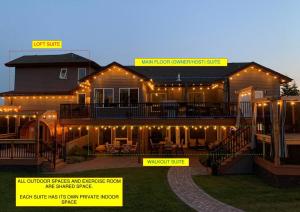 Una casa con luces en la parte delantera. en Dragonfly Inn Loft & Walkout Suites en Sherwood Park