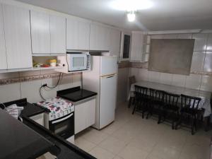 Kuchyň nebo kuchyňský kout v ubytování Casa Térrea Oliveira inteira