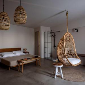 1 dormitorio con 1 cama y 1 hamaca colgante en ALETRI new swim up HOTEL, en Centro histórico de Alónnisos