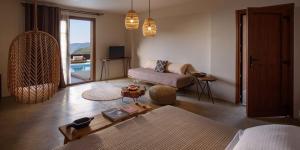 - un salon avec un canapé et une table dans l'établissement ALETRI new swim up HOTEL, à vieille ville d'Alonissos