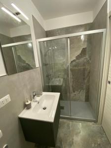 a bathroom with a sink and a shower at Appartamento per vacanze in Porto SantʼElpidio